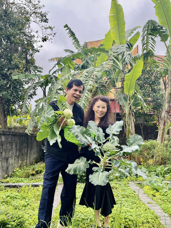 Mẹ ruột Hồ Ngọc Hà: Từng làm nhân viên ngành ngân hàng ở Quảng Bình, tuổi U70 trẻ đẹp và viên mãn - Ảnh 7.