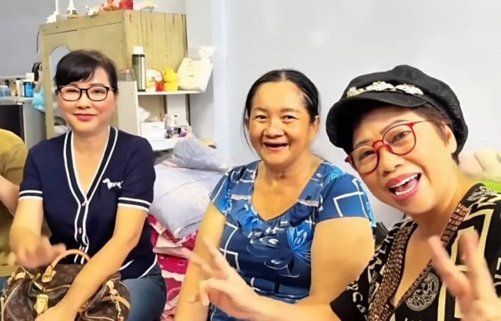 Nghệ sĩ Phương Thảo (ngồi giữa) cùng nhóm Ngũ Long Du Ký.