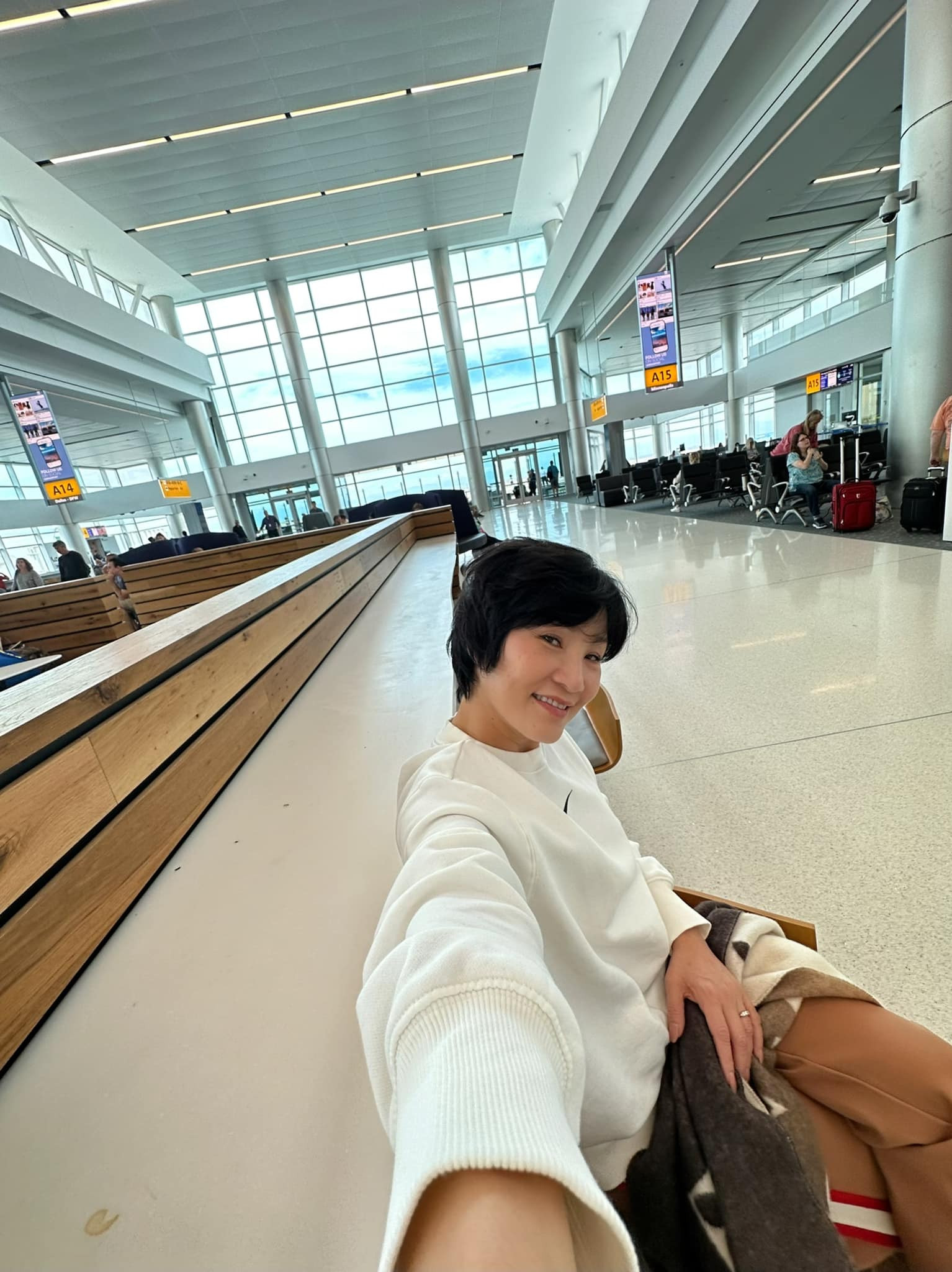 Nữ diễn viên nổi tiếng ly hôn ở tuổi trung niên có nhan sắc 'hack' tuổi- Ảnh 4.