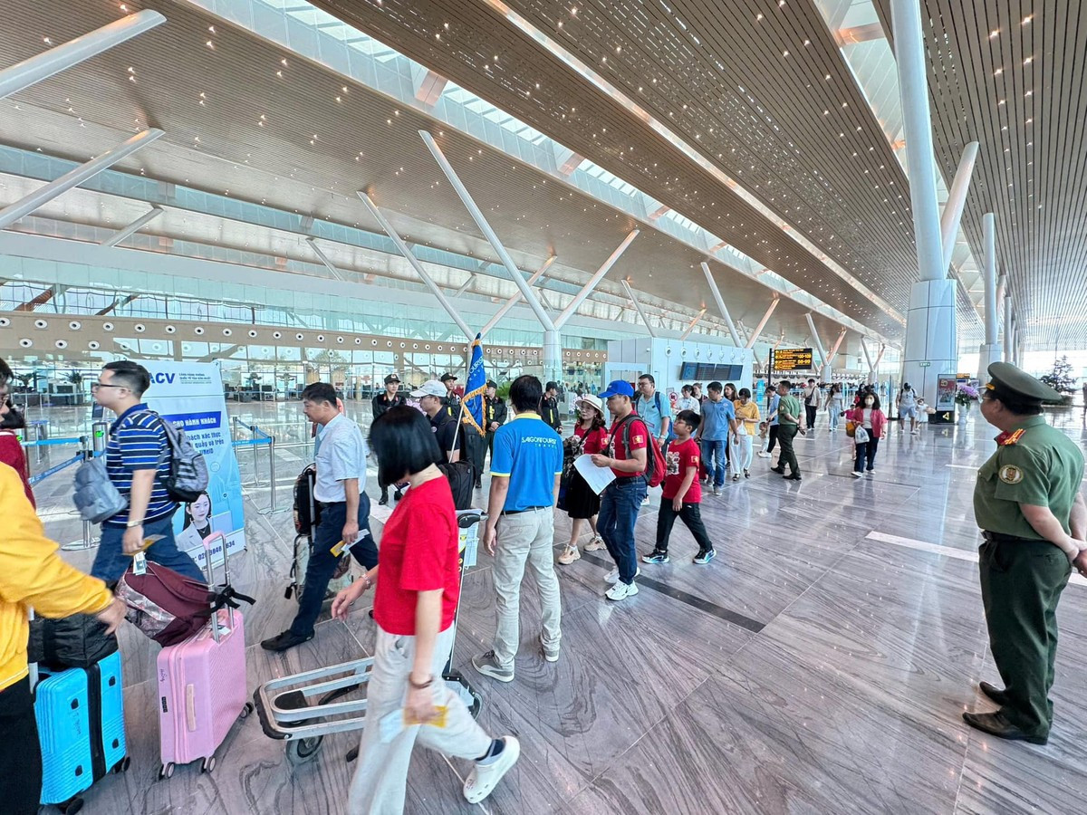 Gần 220.000 người đổ về sân bay Nội Bài, Tân Sơn Nhất hôm nay ảnh 7