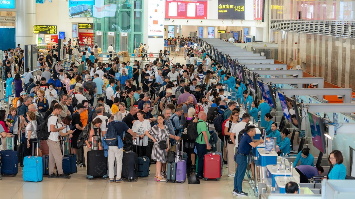 Gần 220.000 người đổ về sân bay Nội Bài, Tân Sơn Nhất hôm nay ảnh 11