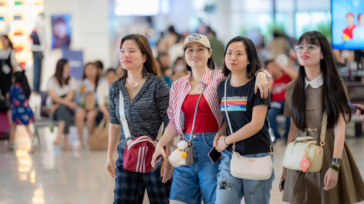 Gần 220.000 người đổ về sân bay Nội Bài, Tân Sơn Nhất hôm nay ảnh 3