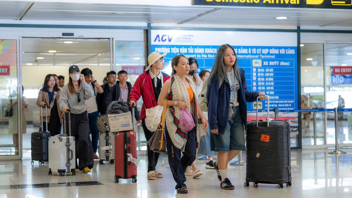 Gần 220.000 người đổ về sân bay Nội Bài, Tân Sơn Nhất hôm nay ảnh 2