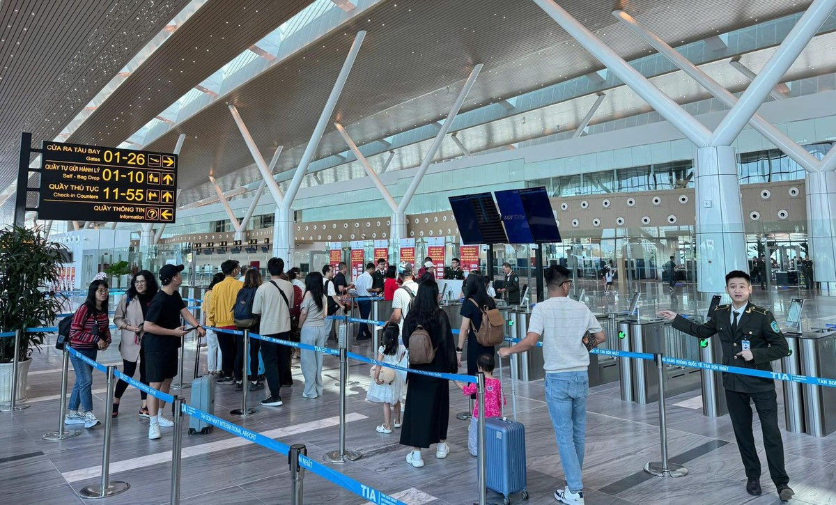 Gần 220.000 người đổ về sân bay Nội Bài, Tân Sơn Nhất hôm nay ảnh 8