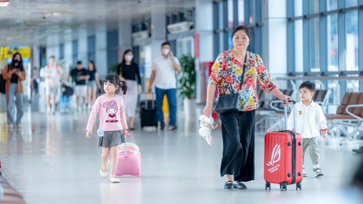 Gần 220.000 người đổ về sân bay Nội Bài, Tân Sơn Nhất hôm nay ảnh 5