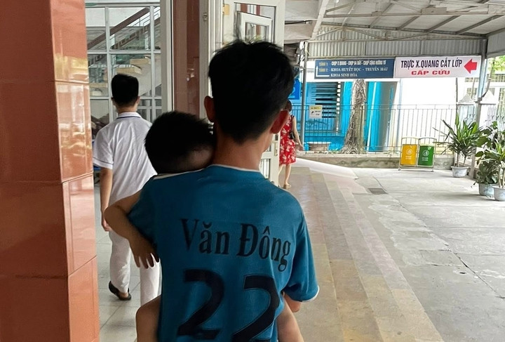 Hình ảnh bé trai sau khi gặp tai nạn được đưa đến Bệnh viện Đa khoa tỉnh Nam Định.