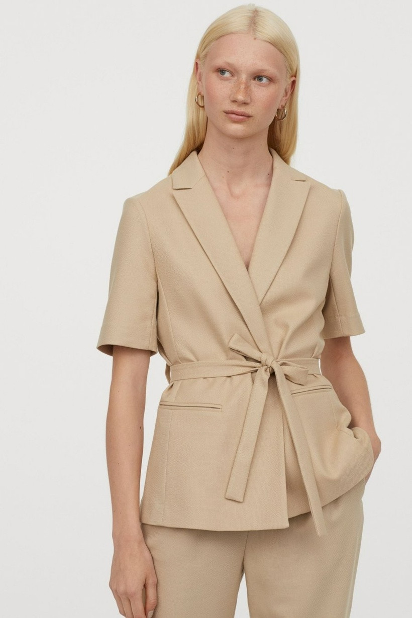 Nếu áo blazer của bạn không kèm dây eo, hãy tận dụng chiếc thắt lưng bản nhỏ có màu sắc tương đồng. Ảnh minh họa.