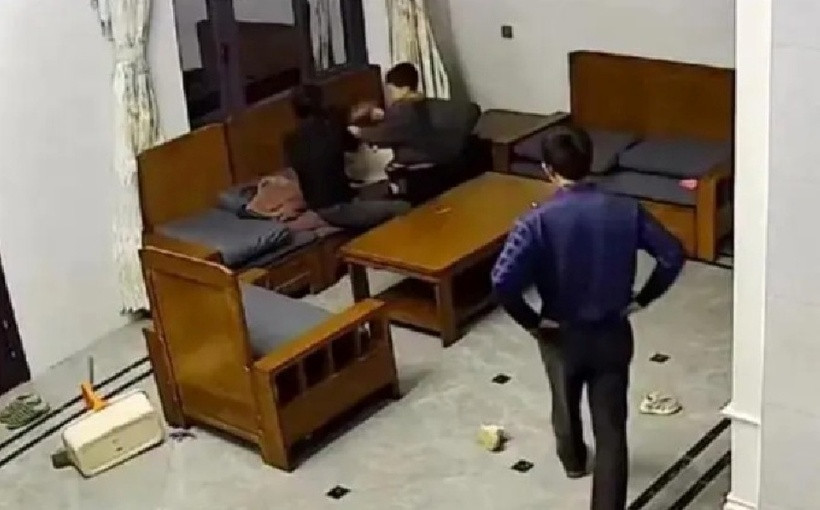 Anh trai nhóc tỳ, dù còn nhỏ nhưng đã cố gắng chạy đến bảo vệ em gái mình nhưng kết quả cũng bị đẩy ra. Ảnh: Phụ nữ mới.