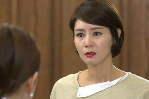 Con trai yêu say đắm người phụ nữ lớn hơn 15 tuổi tôi sốc nặng tranh cãi đến nhập viện