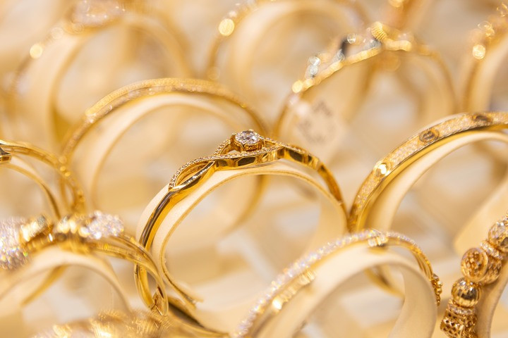 Giá vàng giao dịch dưới 3.300 USD/ounce. (Ảnh: Minh Đức).