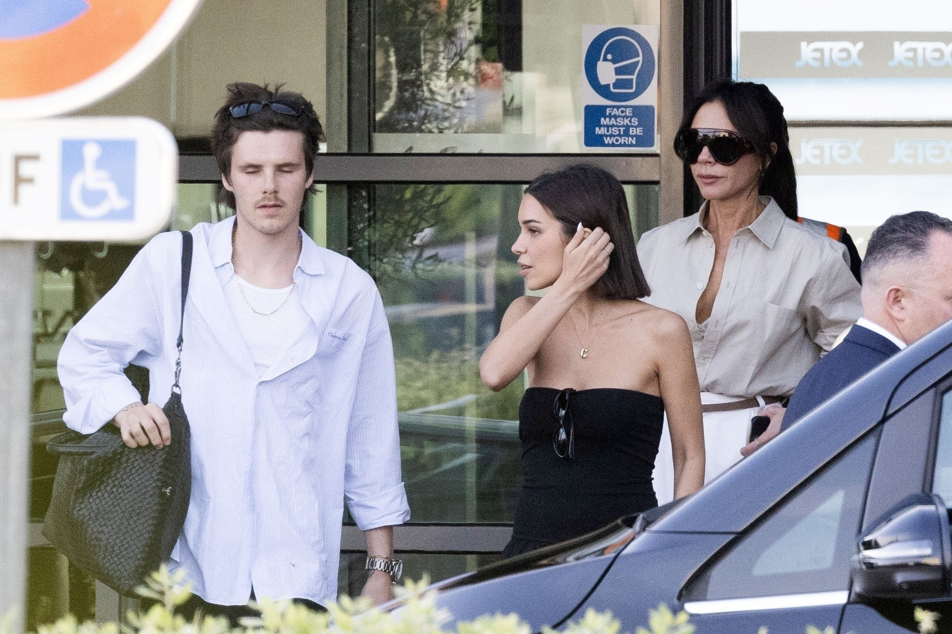 beckham family arrives paris le