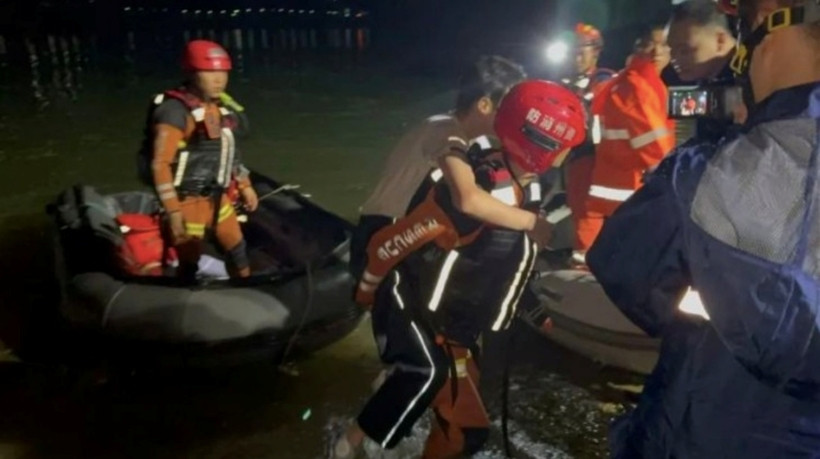 Khoảng 70 hành khách bị hất xuống sông trong vụ lật tàu du lịch. Ảnh: Huanqiu