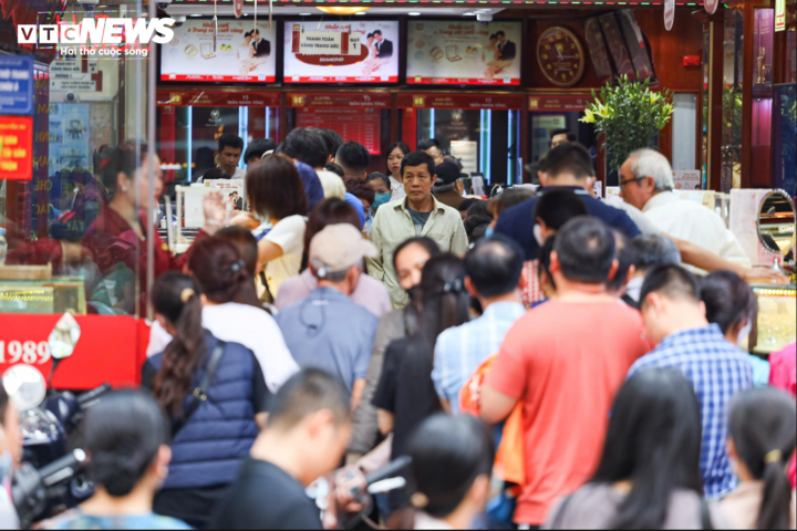 Người dân xếp hàng mua vàng dù giá cao kỷ lục. (Ảnh: Minh Đức)