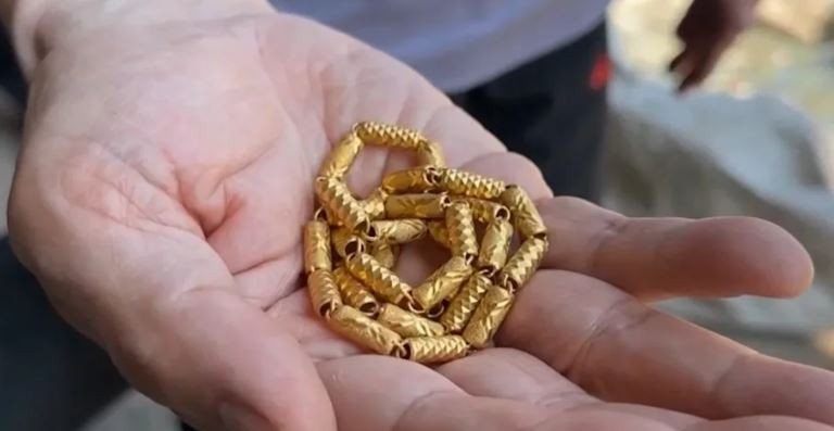 Nhân viên vệ sinh sốc nặng khi nhặt được số vàng trị giá hơn 350 triệu đồng trong túi rác- Ảnh 1.