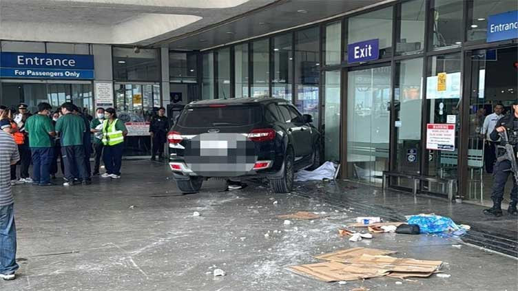 Ô tô lao vào giữa nhà ga sân bay tại Philippines khiến nhiều người thương vong: Cảnh tượng hỗn loạn tại hiện trường- Ảnh 1.
