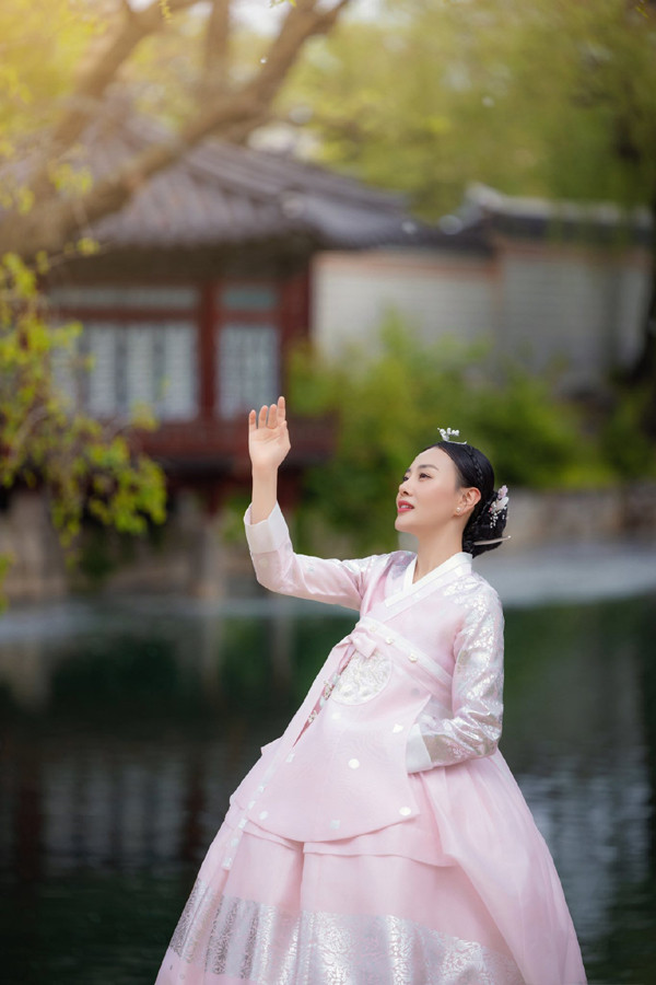 Shark Bình chiều chuộng vợ con, không ngại 'diễn' đồ cổ trang khi sang Hàn Quốc du lịch- Ảnh 8.