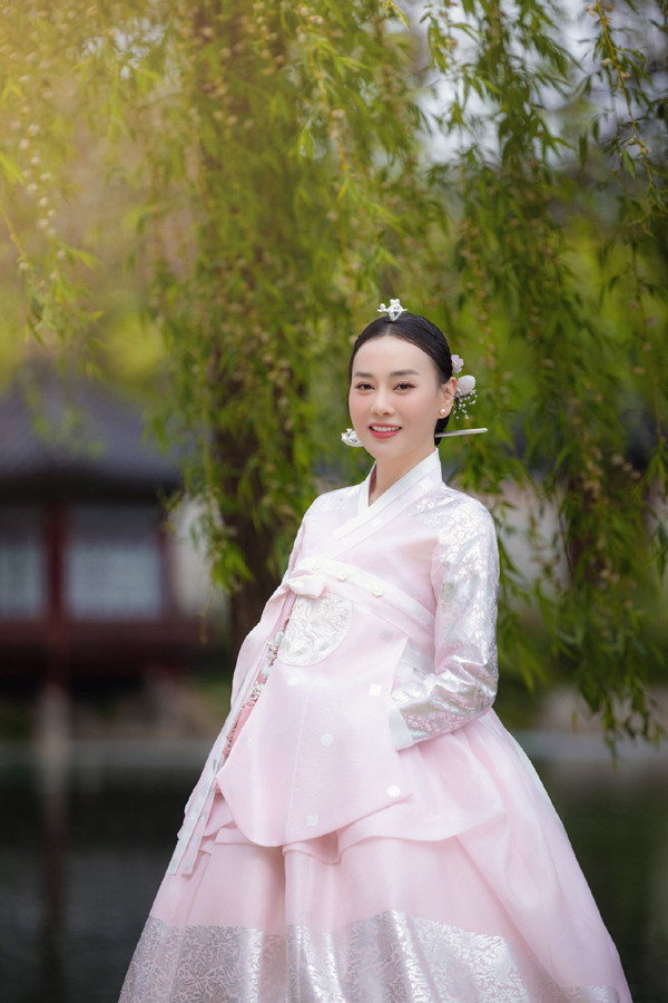 Shark Bình chiều chuộng vợ con, không ngại 'diễn' đồ cổ trang khi sang Hàn Quốc du lịch- Ảnh 5.