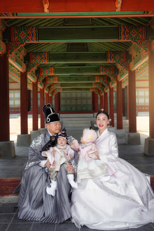 Shark Bình chiều chuộng vợ con, không ngại 'diễn' đồ cổ trang khi sang Hàn Quốc du lịch- Ảnh 4.