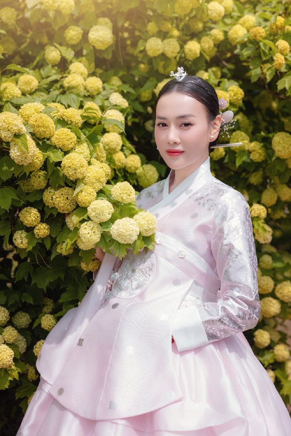 Shark Bình chiều chuộng vợ con, không ngại 'diễn' đồ cổ trang khi sang Hàn Quốc du lịch- Ảnh 7.