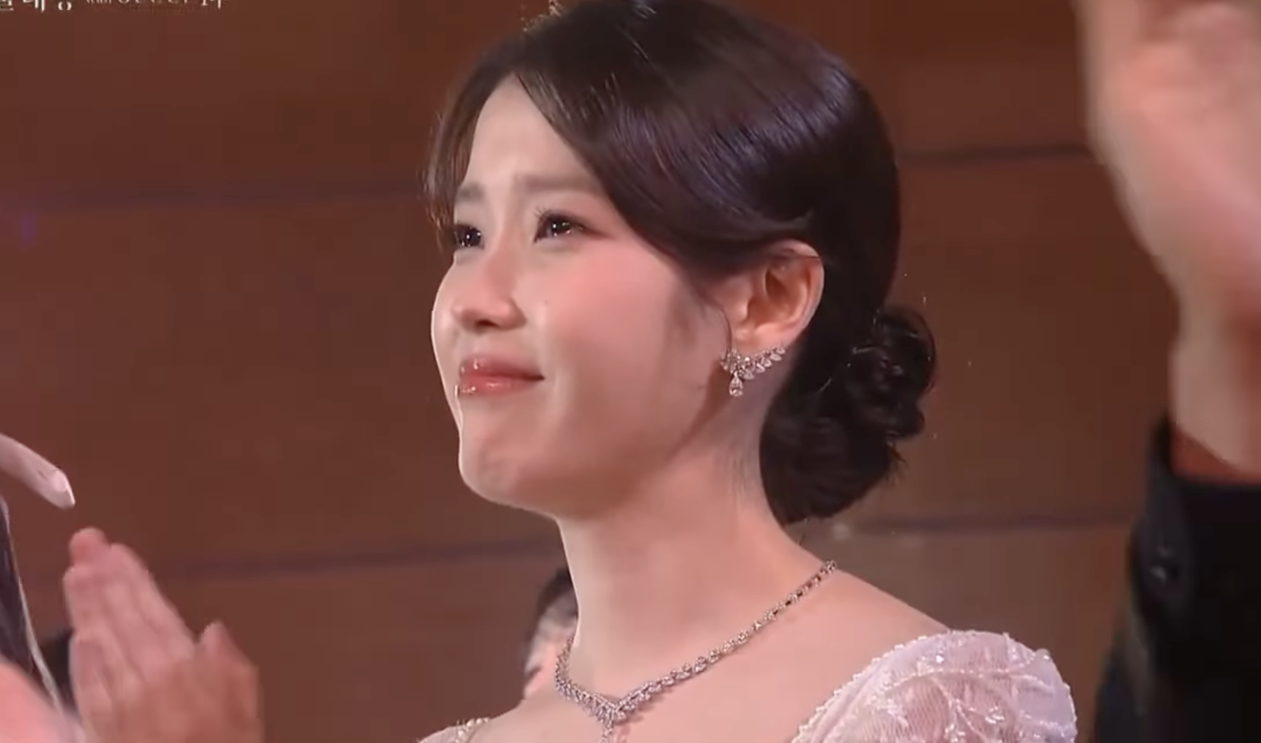 'Khi cuộc đời cho bạn quả quýt' thắng lớn, IU bật khóc ở Baeksang 2025 ảnh 4