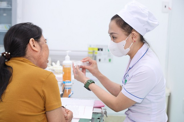 Mù mắt, nhiễm trùng vì 'thầy khoán' đắp lá trị bệnh zona ảnh 2