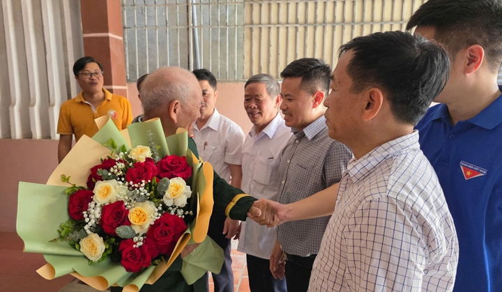 Đảng ủy, UBND phường Quang Trung, TP Vinh ( Nghệ An) đến nhà chia vui cùng ông Trần Văn Thanh. (Ảnh: Bá Thăng)