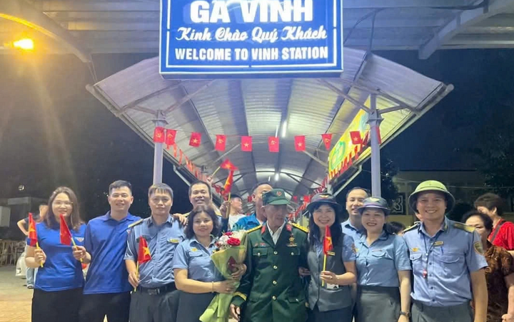 Trước đó, nhiều người chào đón ông Thanh khi ông đi tàu về đến ga Vinh.