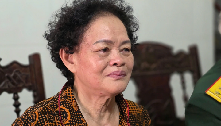 Bà Nguyễn Thị Hải, vợ ông Thanh đã bật khóc trước tình cảm cộng đồng dành cho ông Thanh và gia đình. (Ảnh: Bá Thăng)