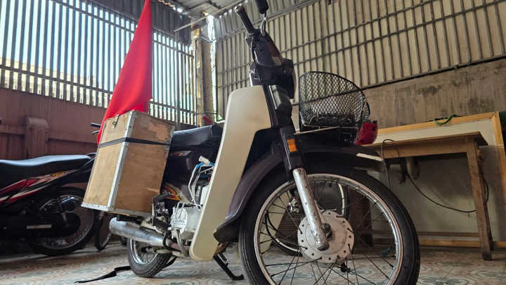 Chiếc xe máy cùng ông Thanh vượt hơn 1.300km từ Nghệ An vào TP.HCM. Ông Thanh dự kiến sắp tới sẽ bán đấu giá chiếc xe để đóng góp vào quỹ học sinh nghèo vượt khó.