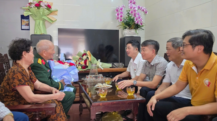 Lãnh đạo phường Quang Trung, thành phố Vinh và người dân say sưa, hào hứng nghe ông Thanh kể về chuyến đi. (Ảnh: Bá Thăng)