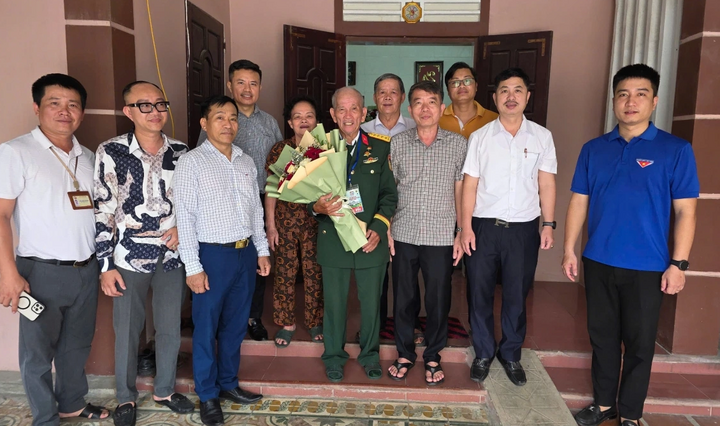 Cấp ủy, chính quyền nơi ông Thanh cứ trú chụp ảnh kỷ niệm. (Ảnh: Bá Thăng)