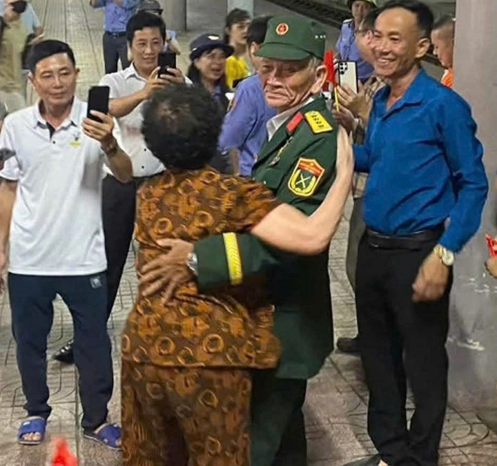 Bà Hải đã ôm chầm lấy chồng sau nhiều ngày xa cách.