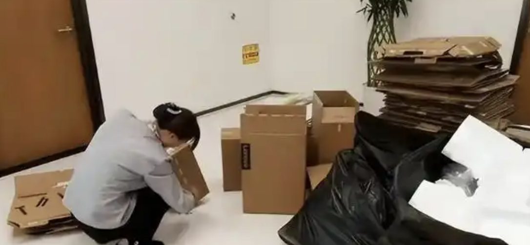 Nhặt được 14kg vàng trong hộp giấy ở sân bay- Ảnh 3.