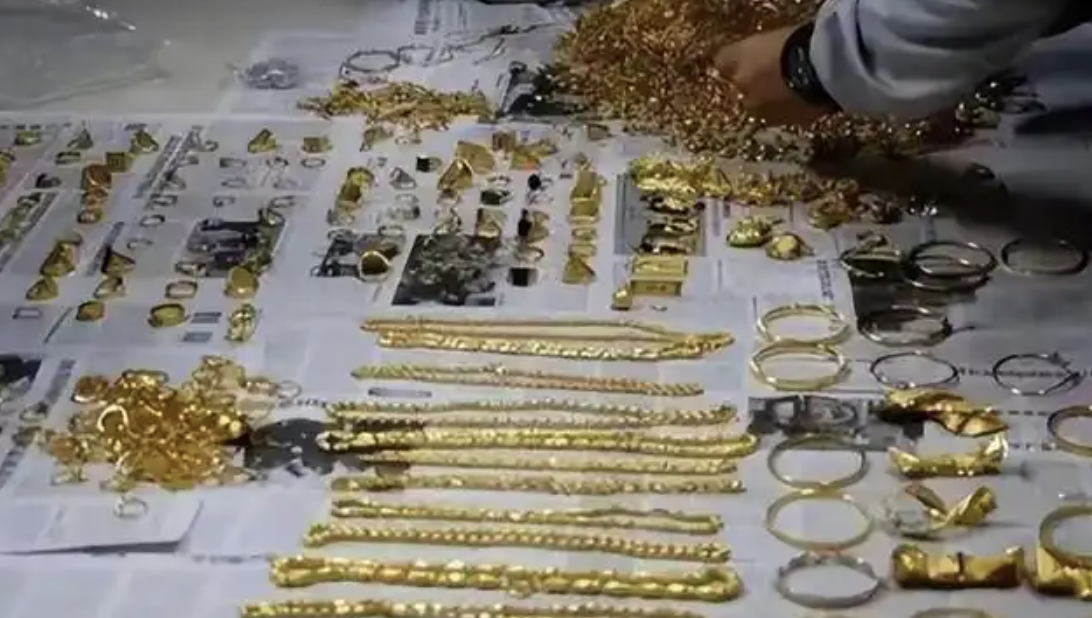 Nhặt được 14kg vàng trong hộp giấy ở sân bay- Ảnh 2.