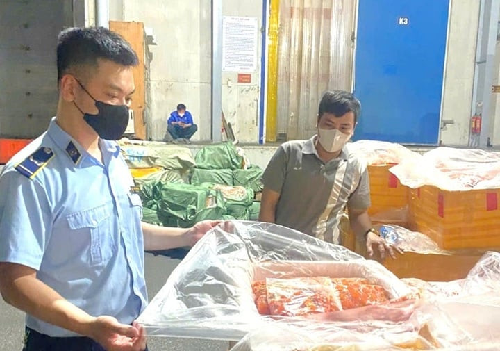 Cán bộ QLTT kiểm tra lô hàng.