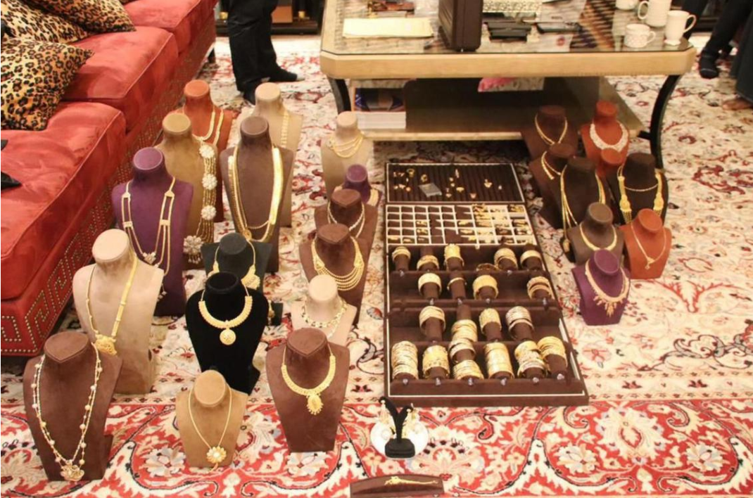 Thu giữ 200 kg vàng trị giá 330 tỷ VND, hơn 200 tỷ tiền mặt và hàng loạt xe sang của một doanh nhân- Ảnh 1.