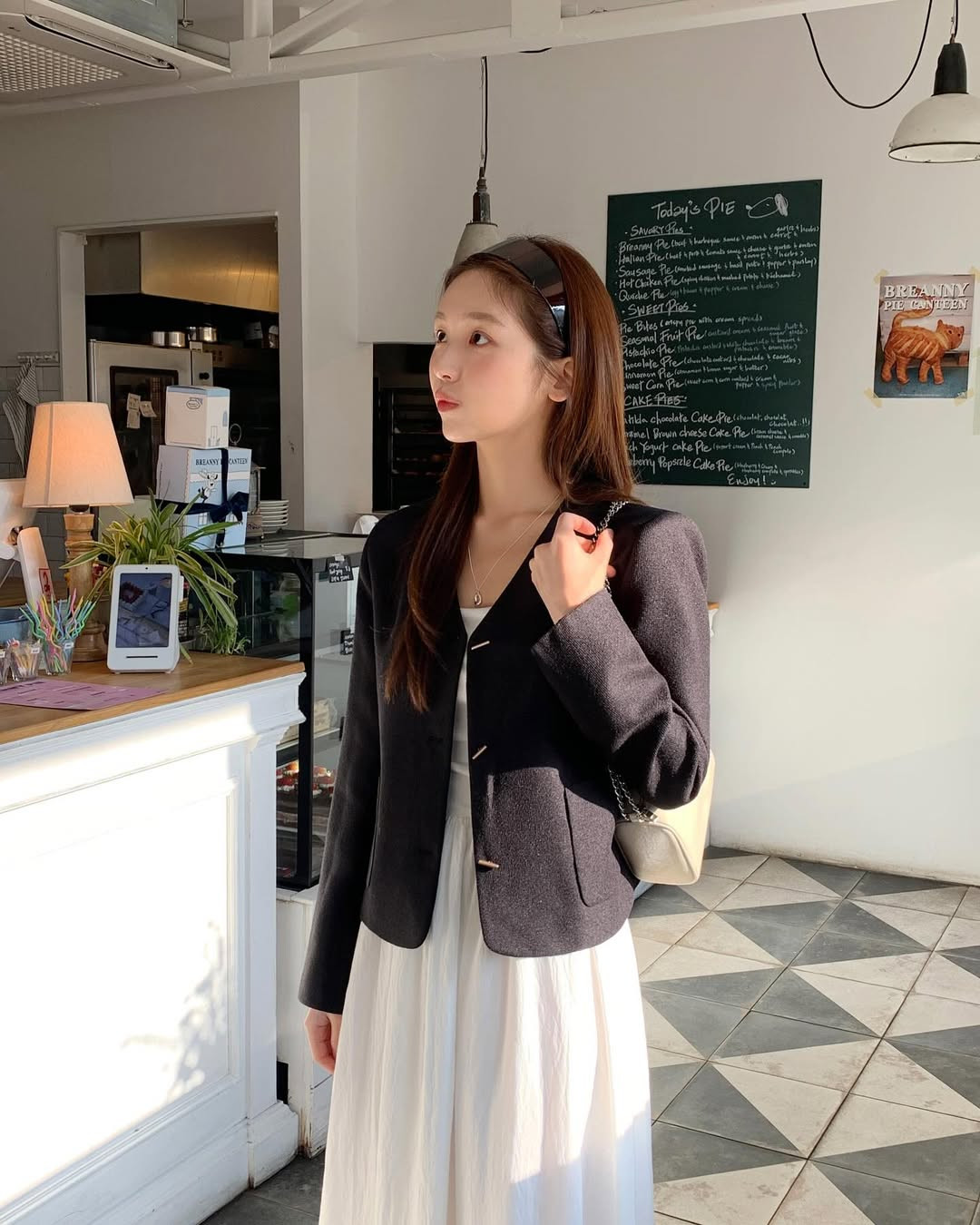 5 kiểu tóc trẻ trung, dễ làm, hợp diện cùng váy vóc mùa hè- Ảnh 9.