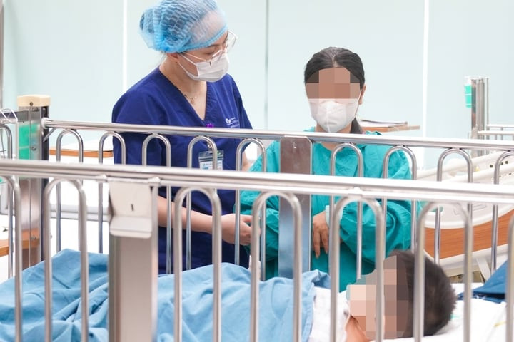 Sau 5 ngày điều trị, tình hình sức khỏe của bé trai 4 tuổi bị xe 3 bánh cán đã tiến triển tốt, tự thở, tỉnh táo, giao tiếp tốt. (Ảnh: BVCC)