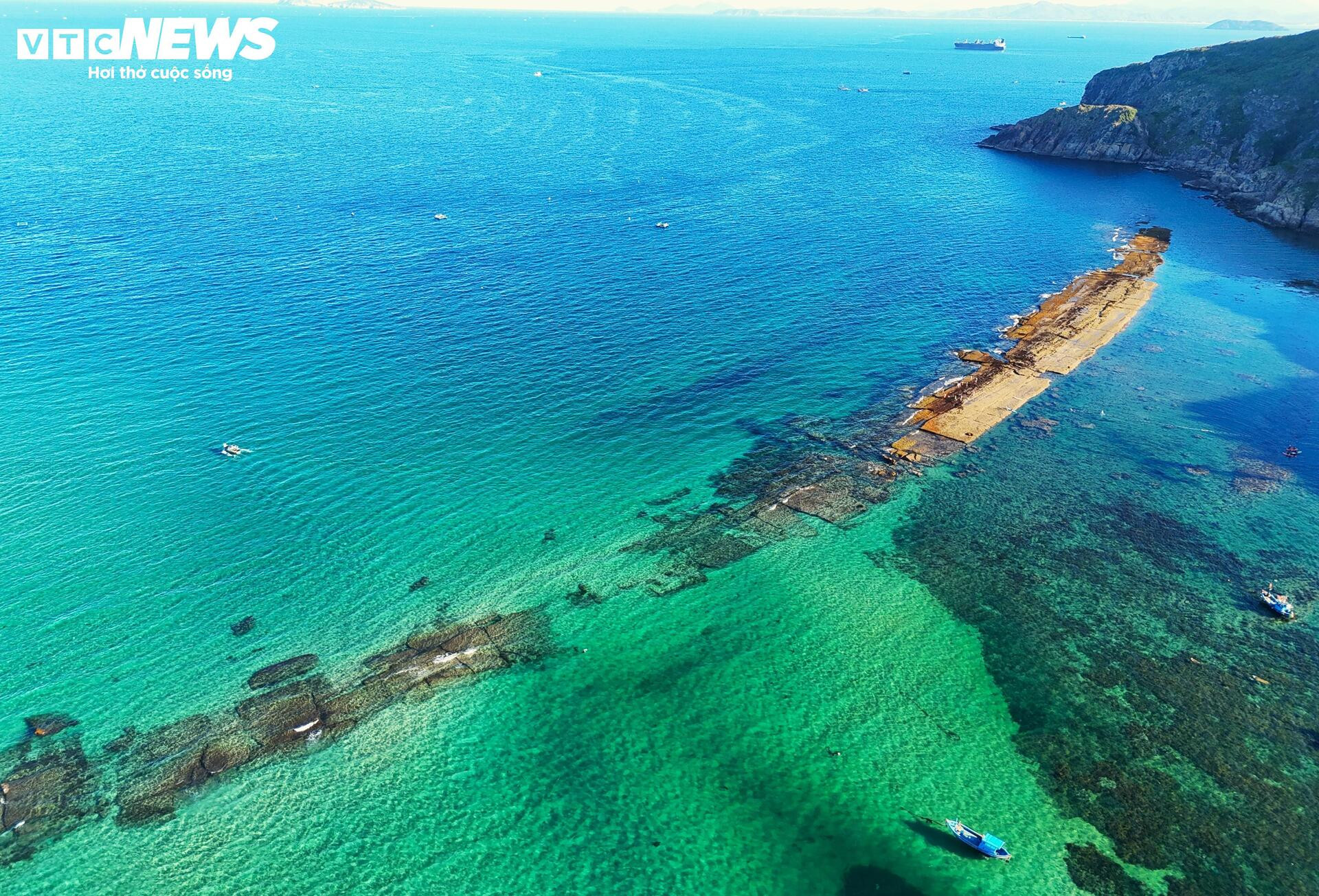 Cận cảnh con đường đi bộ xuyên biển 'thoắt ẩn thoắt hiện' tại Bình Định - 1