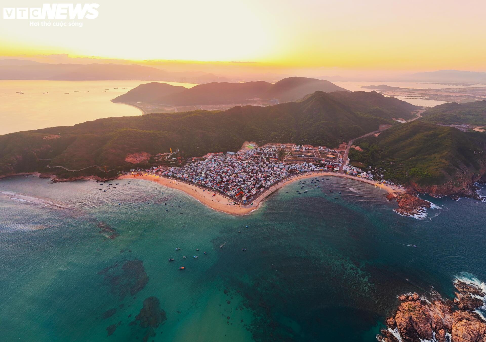 Cận cảnh con đường đi bộ xuyên biển 'thoắt ẩn thoắt hiện' tại Bình Định - 9