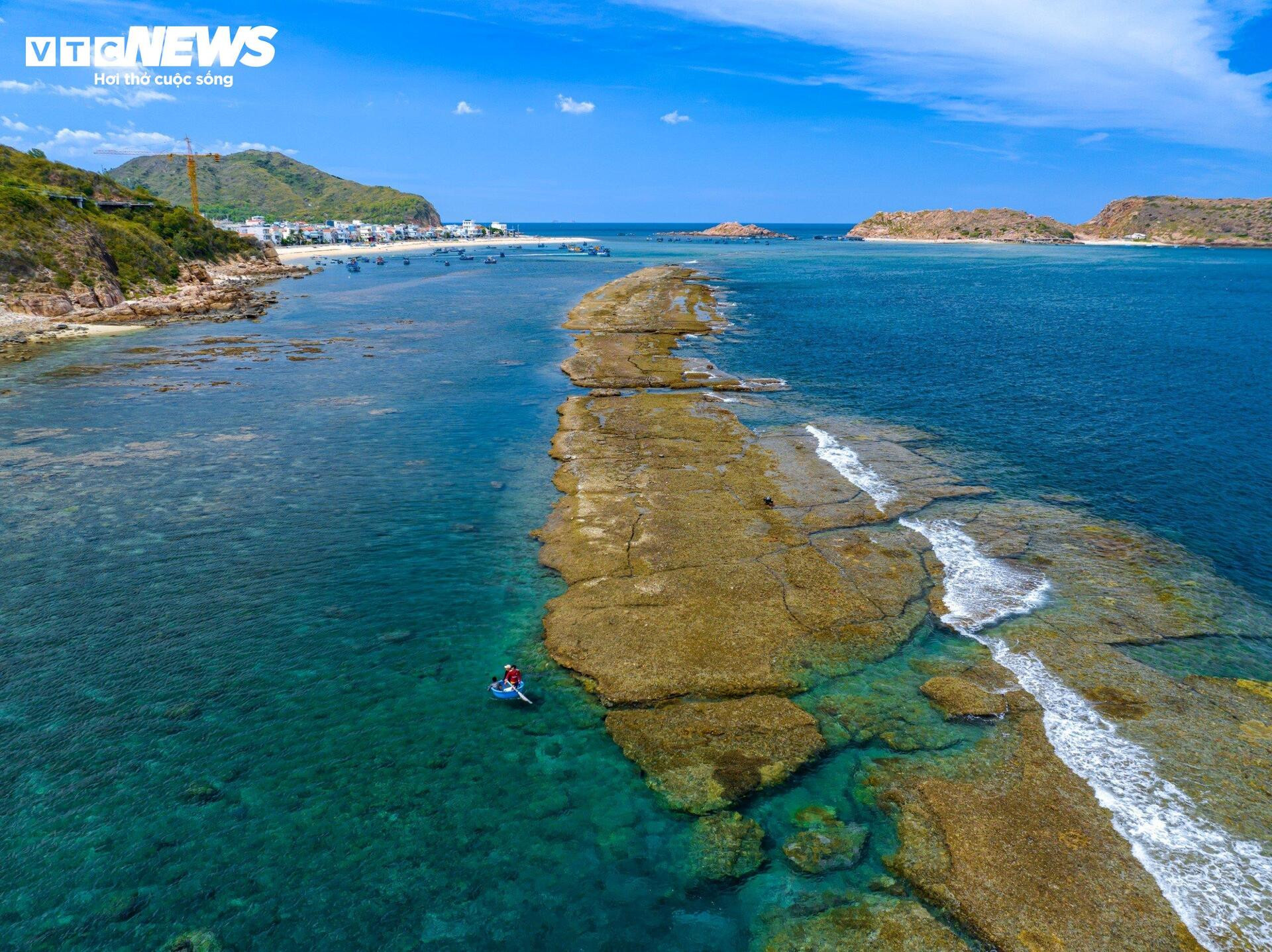 Cận cảnh con đường đi bộ xuyên biển 'thoắt ẩn thoắt hiện' tại Bình Định - 2