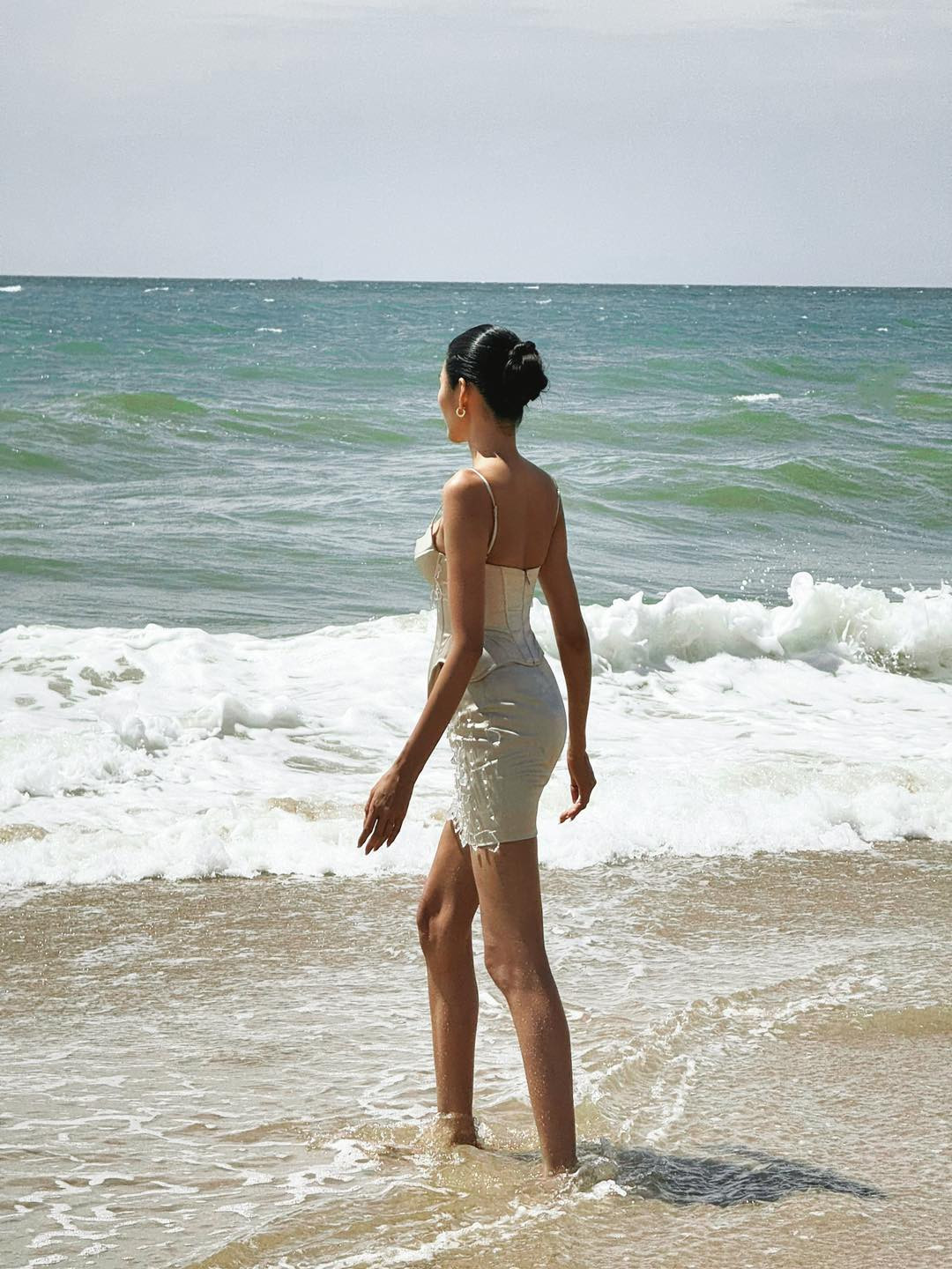 Á hậu quê Thanh Hóa khoe vẻ đẹp 'nóng bỏng' trên bãi biển- Ảnh 5.