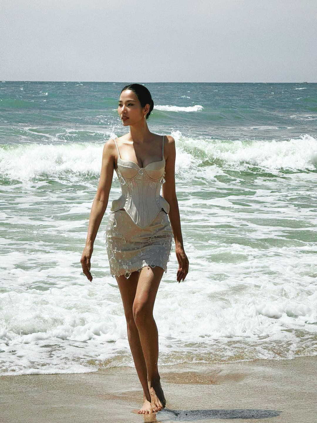 Á hậu quê Thanh Hóa khoe vẻ đẹp 'nóng bỏng' trên bãi biển- Ảnh 4.