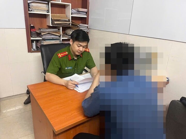 Công an phường Thanh Xuân Bắc làm việc với bị hại.