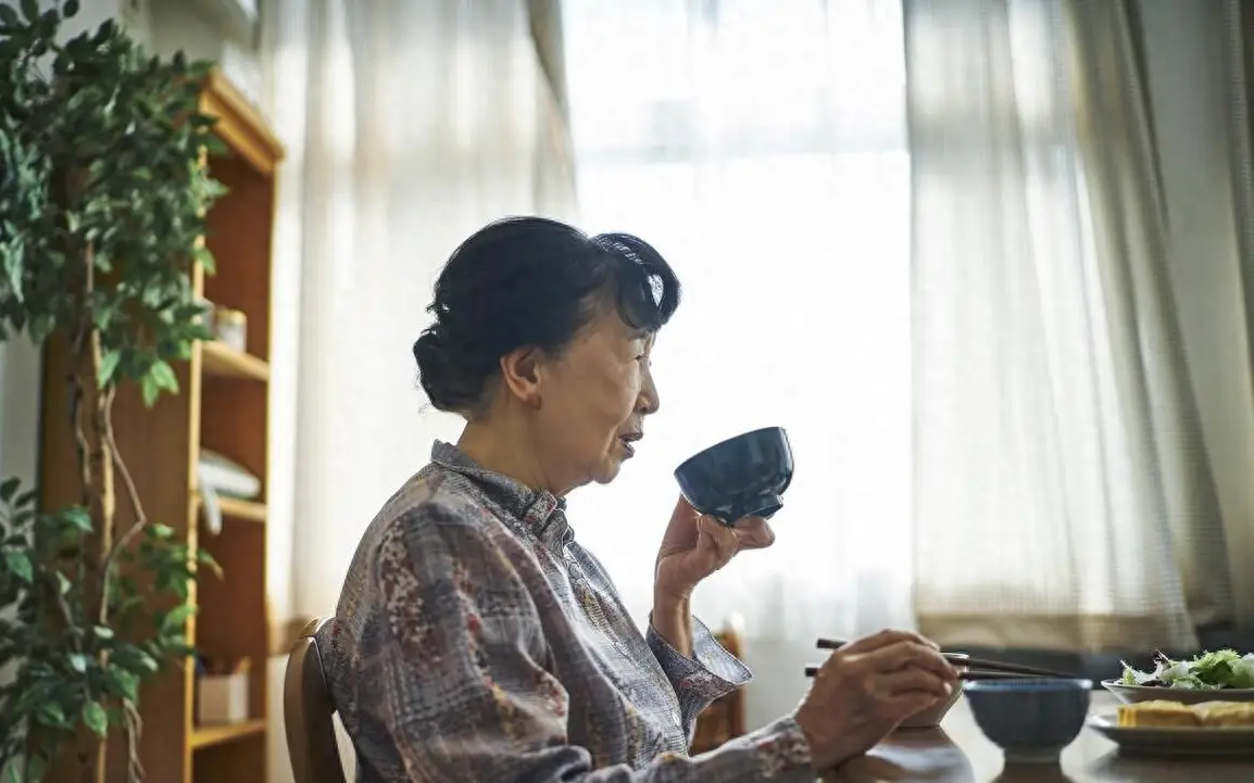 Làm bảo mẫu 10 năm cho nhà giám đốc, ngày từ chức, họ đưa tôi một chiếc túi lớn: Tưởng là tiền nhưng khi mở ra, tôi hoàn toàn sửng sốt- Ảnh 1.