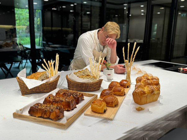 Soái ca TVB một thời, bất ngờ chuyển hướng làm... đầu bếp sau nhiều năm