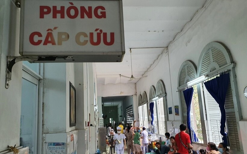 Cháu bé 2 tuổi được gia đình đưa đi cấp cứu sau khi uống nhầm bột thông cống. Ảnh: Dân trí