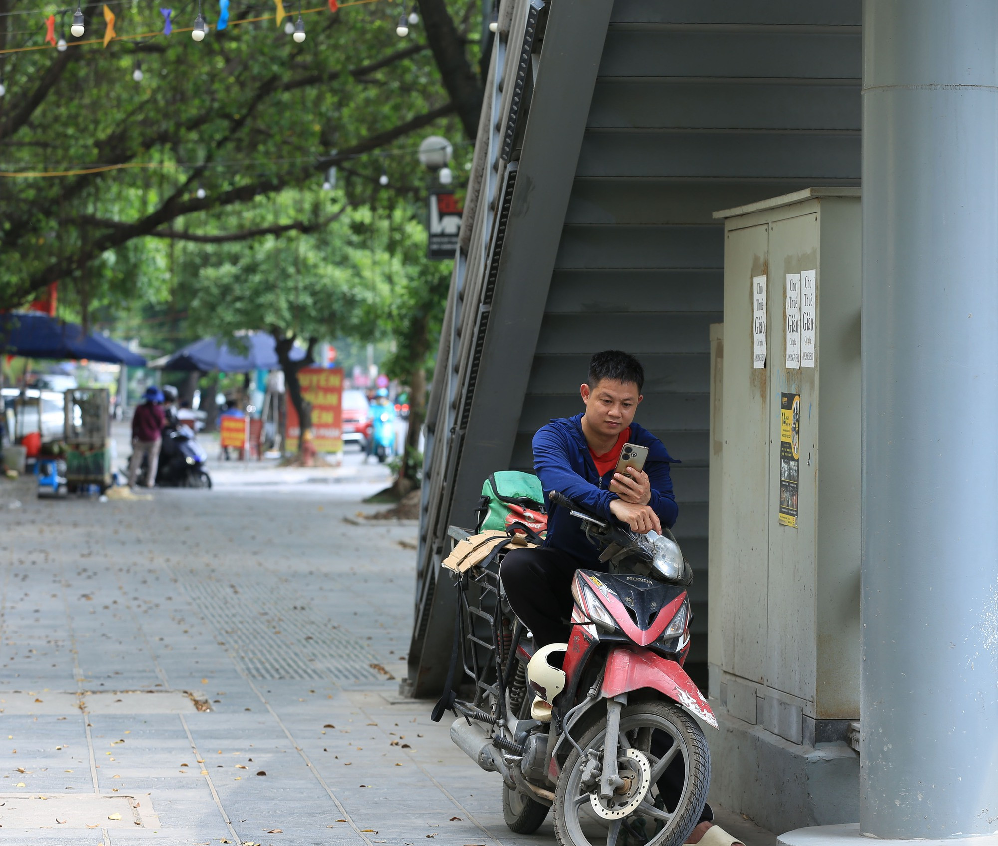 Vừa vào Hè, Hà Nội đã nắng gay gắt 37 độ C: Người dân vã mồ hôi