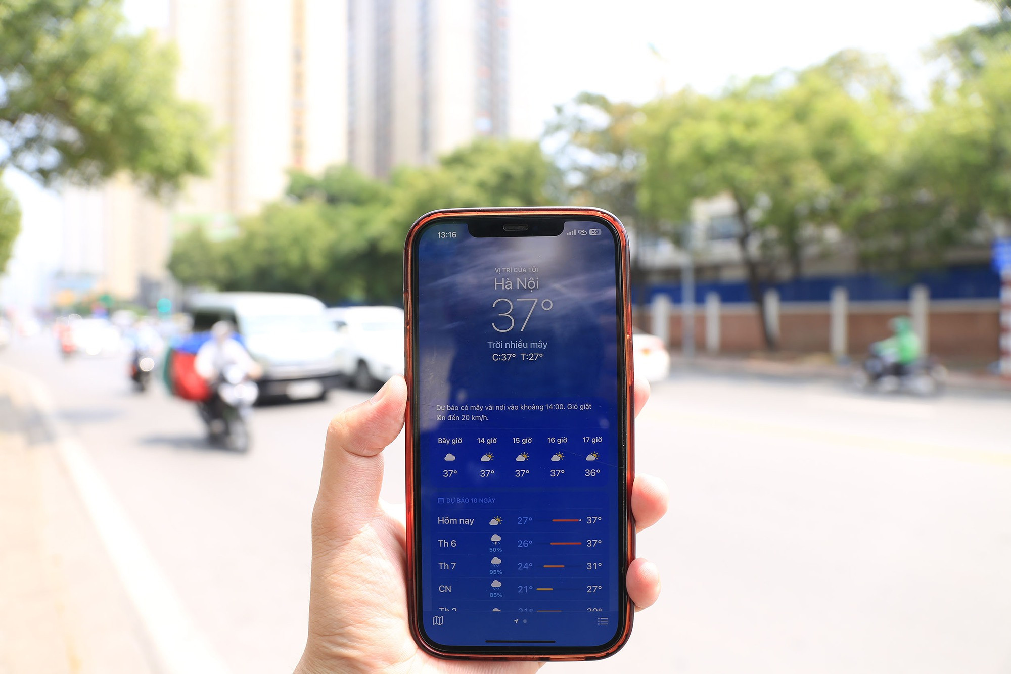 Vừa vào Hè, Hà Nội đã nắng gay gắt 37 độ C: Người dân vã mồ hôi