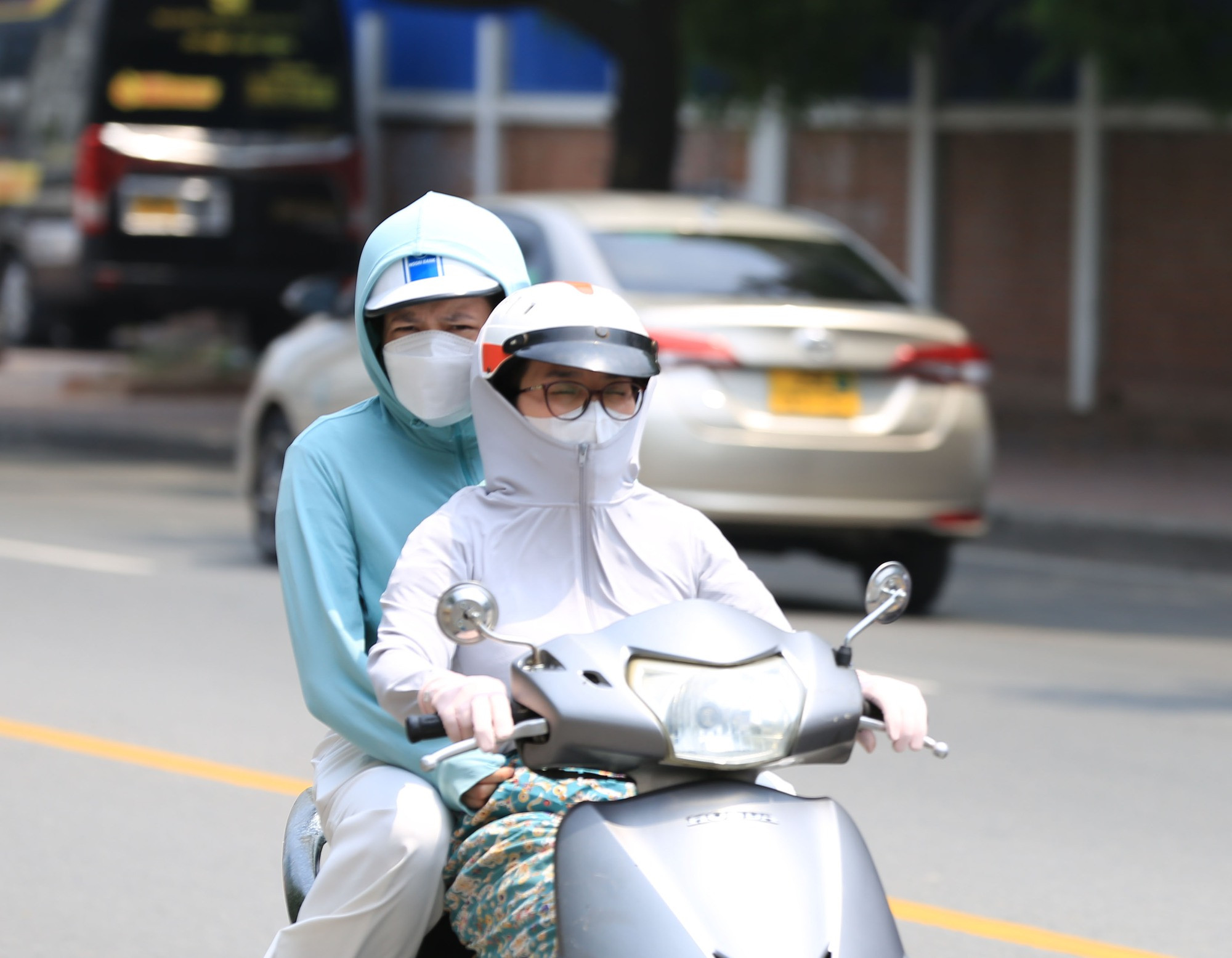 Vừa vào Hè, Hà Nội đã nắng gay gắt 37 độ C: Người dân vã mồ hôi